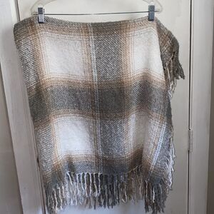 BUCKLE Grey Tan and White Plaid Fringe Blanket-NWT